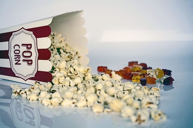 Popcorn przy filmie komediowym