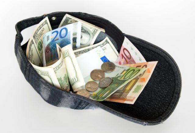 Euro leży w czapce