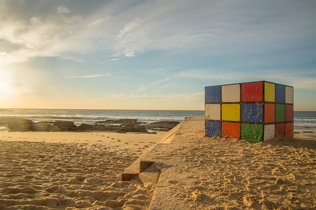 kostka rubika na plaży