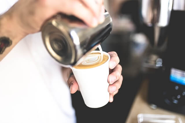 Barista przygotowuje kawę