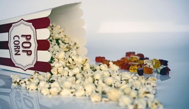 Popcorn przy filmie komediowym