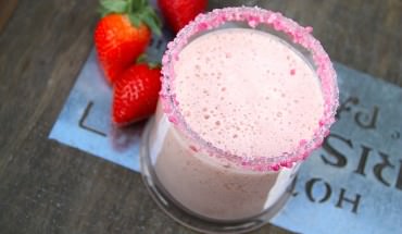 truskawkowy shake w wysokiej szklance
