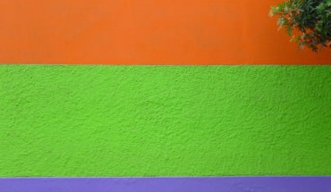 ściana pomalowana na pomarańczowo, zielono i granatowo
