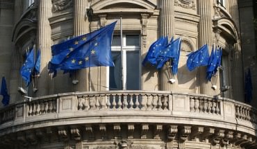 flagi unii europejskiej powiewające przy budynku