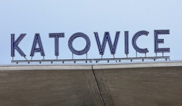 napis katowice na budynku dworca
