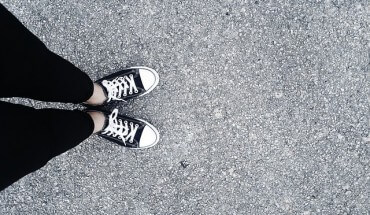 trampki i czarne leginsy