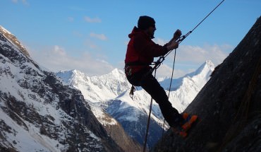 alpinista podczas wspinaczki