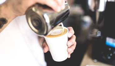 Barista przygotowuje kawę