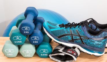 Buty sportowe i ciężarki
