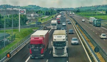 Ciężarówki jadące autostradą