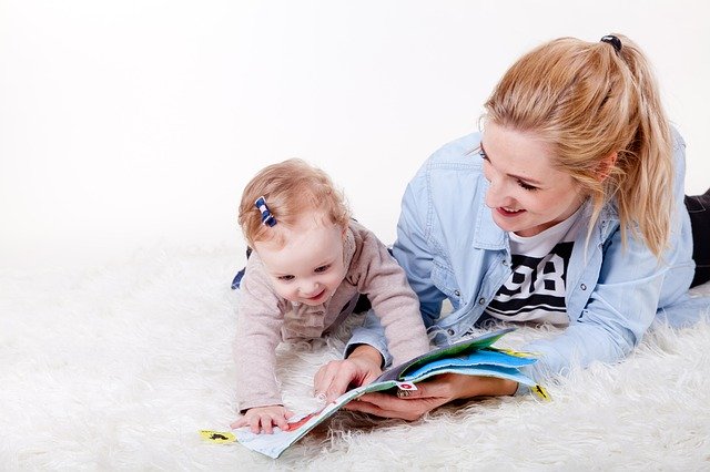 Mama czyta dziecku książeczkę z obrazkami