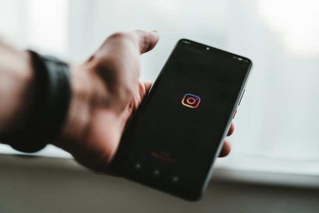 Komórka z ikoną Instagrama
