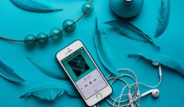 Telefon z włączoną muzyką