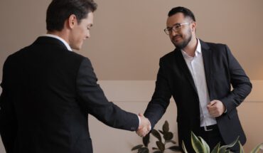 biznesmeni ściskają sobie dłonie