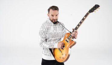 Adam Konkol z gitarą