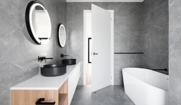 szare kafelki w lazience